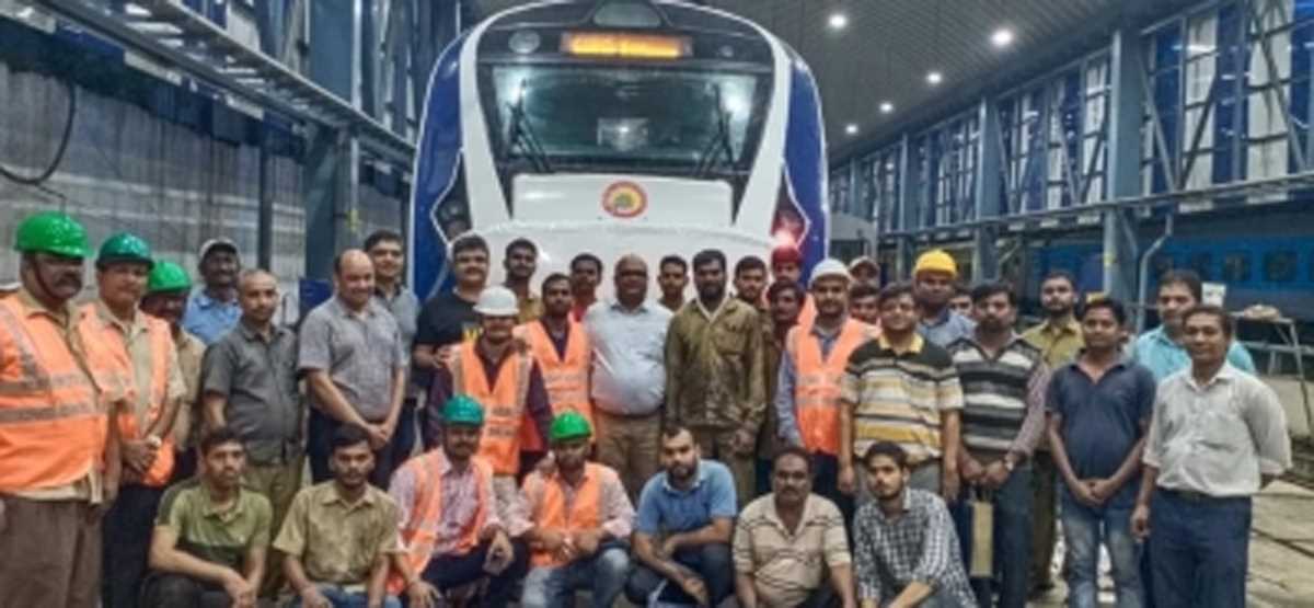 मुंबई सेंट्रल कोचिंग केयर सेंटर में ठीक हुई वंदे भारत, ट्रैक पर जानवर से टकराने से हुई थी क्षतिग्रस्त मुंबई सेंट्रल कोचिंग केयर सेंटर में ठीक हुई वंदे भारत, ट्रैक पर जानवर से टकराने से हुई थी क्षतिग्रस्त